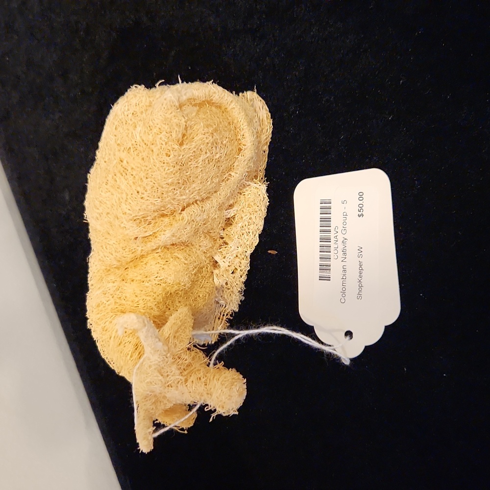 Colombian Nativity Set one of a kind made of corn hush and loofa. - Picture 6 of 7